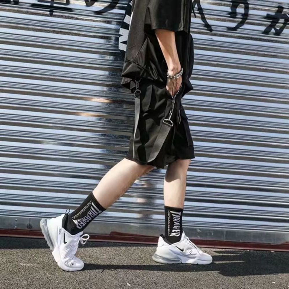 Ethord - Schwarze Cargo Shorts mit praktischen Details